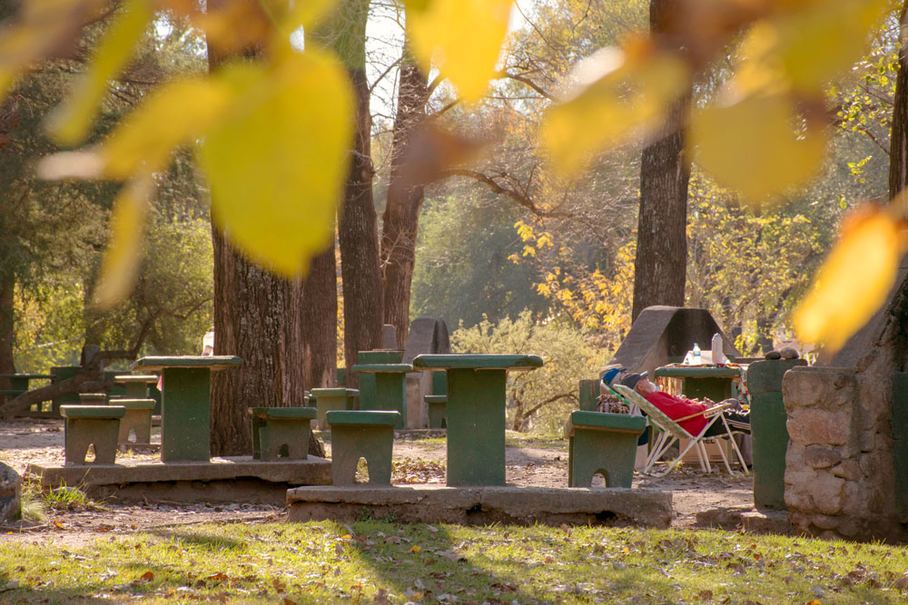 Asadores frente al río