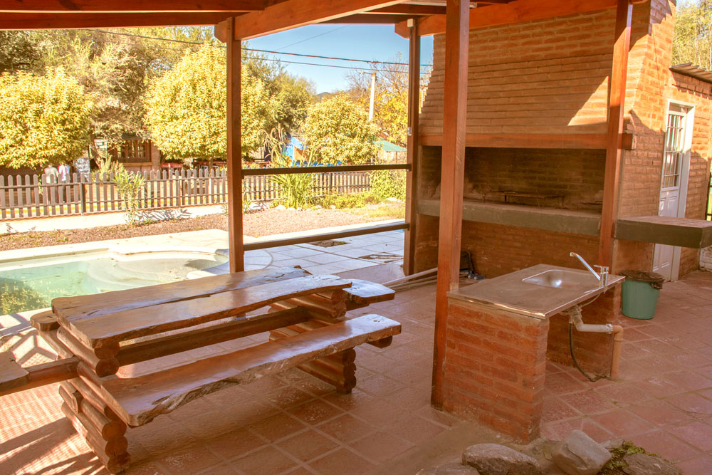 Asador junto a la piscina